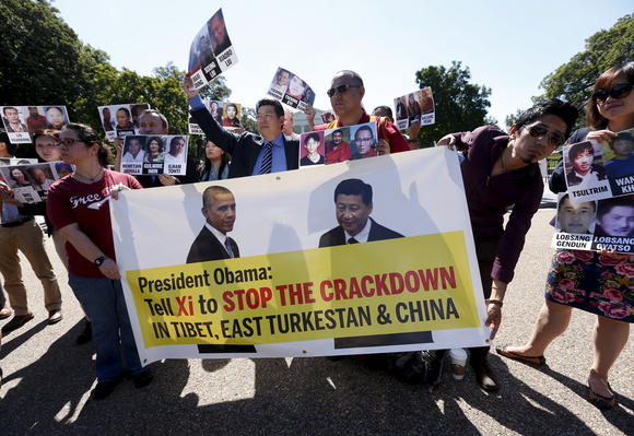 Activists protest Chinese President Xi Jinping's hard-line approach to minorities and civil society outside the White House in Washington on Sept. 16. © Reuters