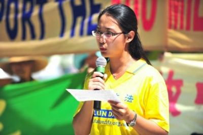 Sonia Zhao gives a speech about the persecution of Falun Gong in China at a rally in Toronto in August 2011. Zhao, a former instructor at the Confucius Institute at McMaster University, had to sign a statement promising not to practice Falun Gong when she was in China before joining the institute. (Gordon Yu/Epoch Times)