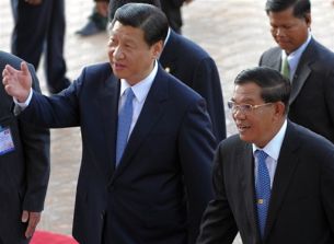 Chinese Vice President Xi Jinping (L) meets with Cambodian Prime Minister Hun Sen in Phnom Penh, Dec. 21, 2009.