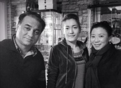 From left to right: Ilham, wife and Woeser, seven days before Ilham’s arrest. Photo from the Tibetan writer Woeser’s Twitter account @degewa.