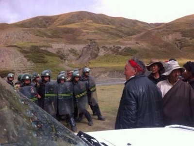 This image shows troops confronting unarmed local Tibetans in Garchung Village in Dathang Township, Driru county, Nagchu, demonstrating the disproportionate use of force in the ‘stability maintenance’ drive that leads to psychological stress for armed police according to the document detailed in this report. It depicts unrest in Driru, Nagchu, the TAR, followed a drive to enforce loyalty to the CCP through compelling the display of the Chinese flag as part of the Party’s strategy to intensify control across
