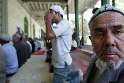 Muslim Uyghurs attend afternoon prayers at the Id Kah Mosque in Kashgar, 17 September 2003, in northwest China's Xinjiang province. (Photo: RFA)