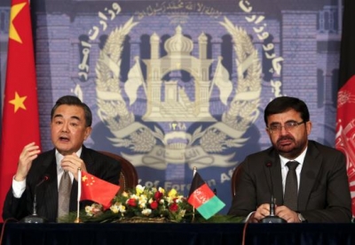 Chinese Foreign Minister Wang Yi (L) speaks as Afghanistan's Foreign Minister Zarar Ahmad Osmani looks on during a news conference in Kabul February 22, 2014.  Credit: Reuters/Mohammad Ismail